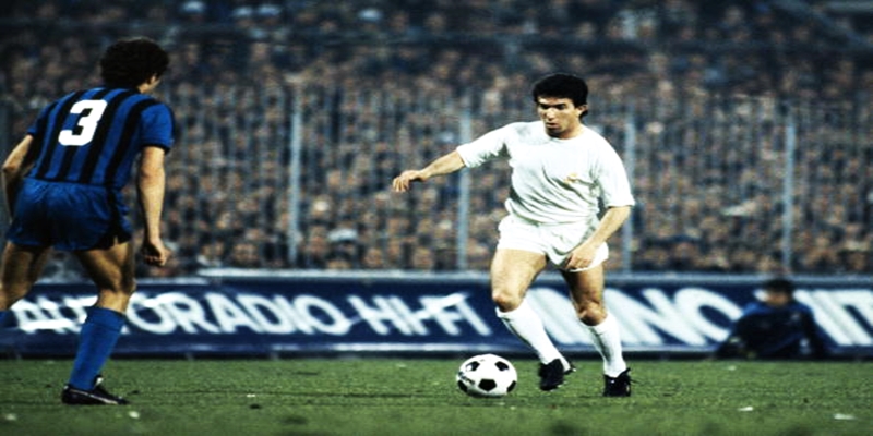 Juanito on the ball for Real Madrid in the European Cup against Inter Milan, circa 1980. (Photo by Bob Thomas/Getty Images)